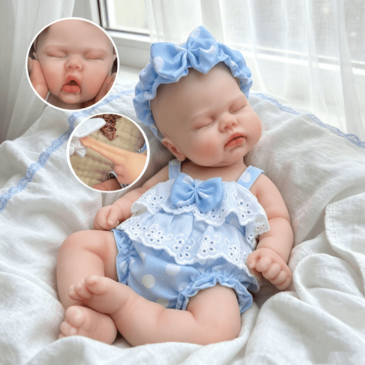 Poupée reborn réaliste en silicone de 30 cm représentant une fille cornichon vêtue d'une tenue à pois bleus