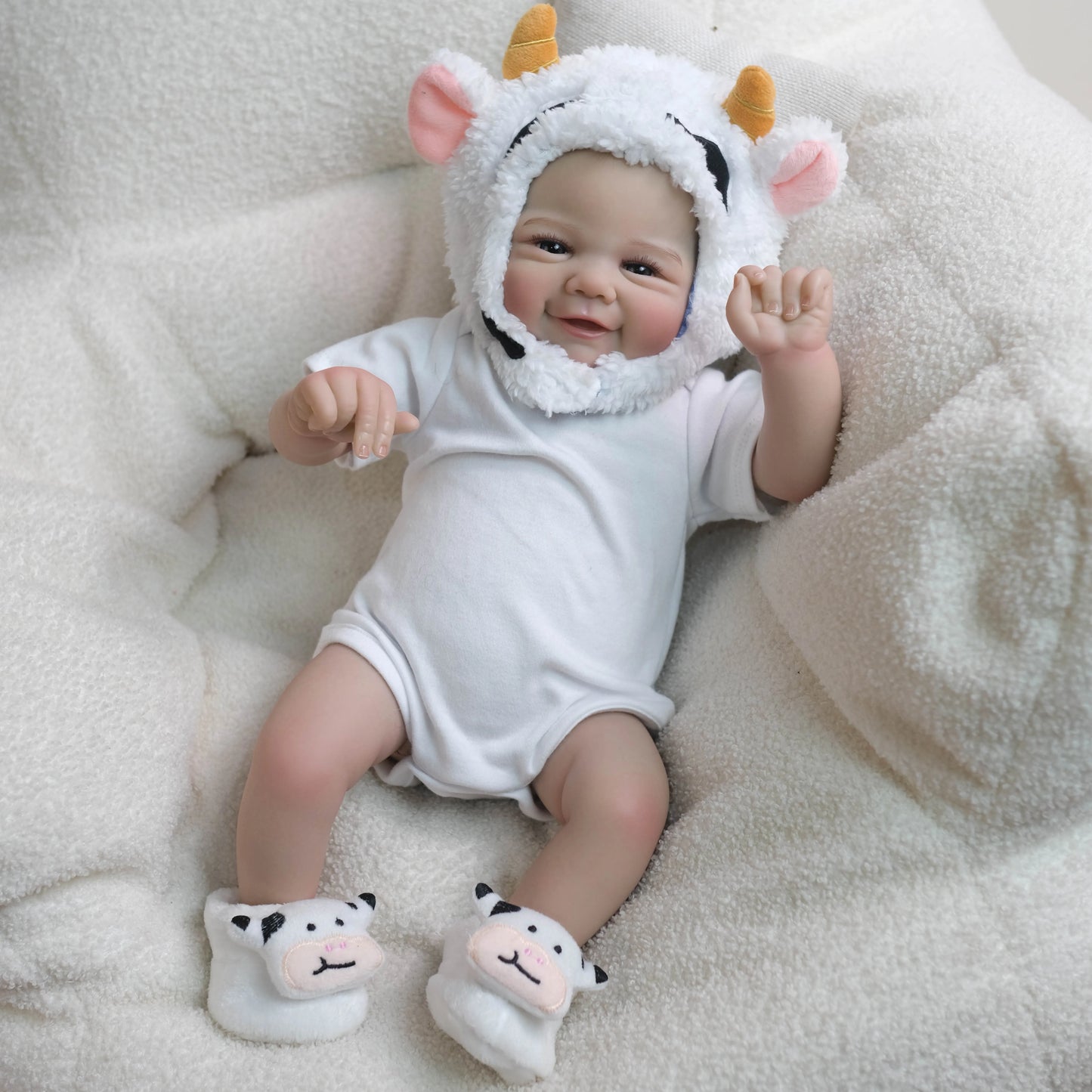 Poupée reborn Vivienne de 48 cm (19 pouces) yeux ouverts vêtue de vêtements blancs