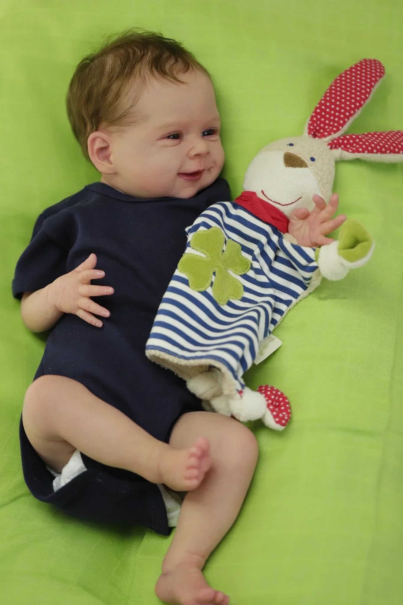 Poupée Reborn à cheveux courts yeux ouverts fabriquée à la main 19 pouces Sebastia