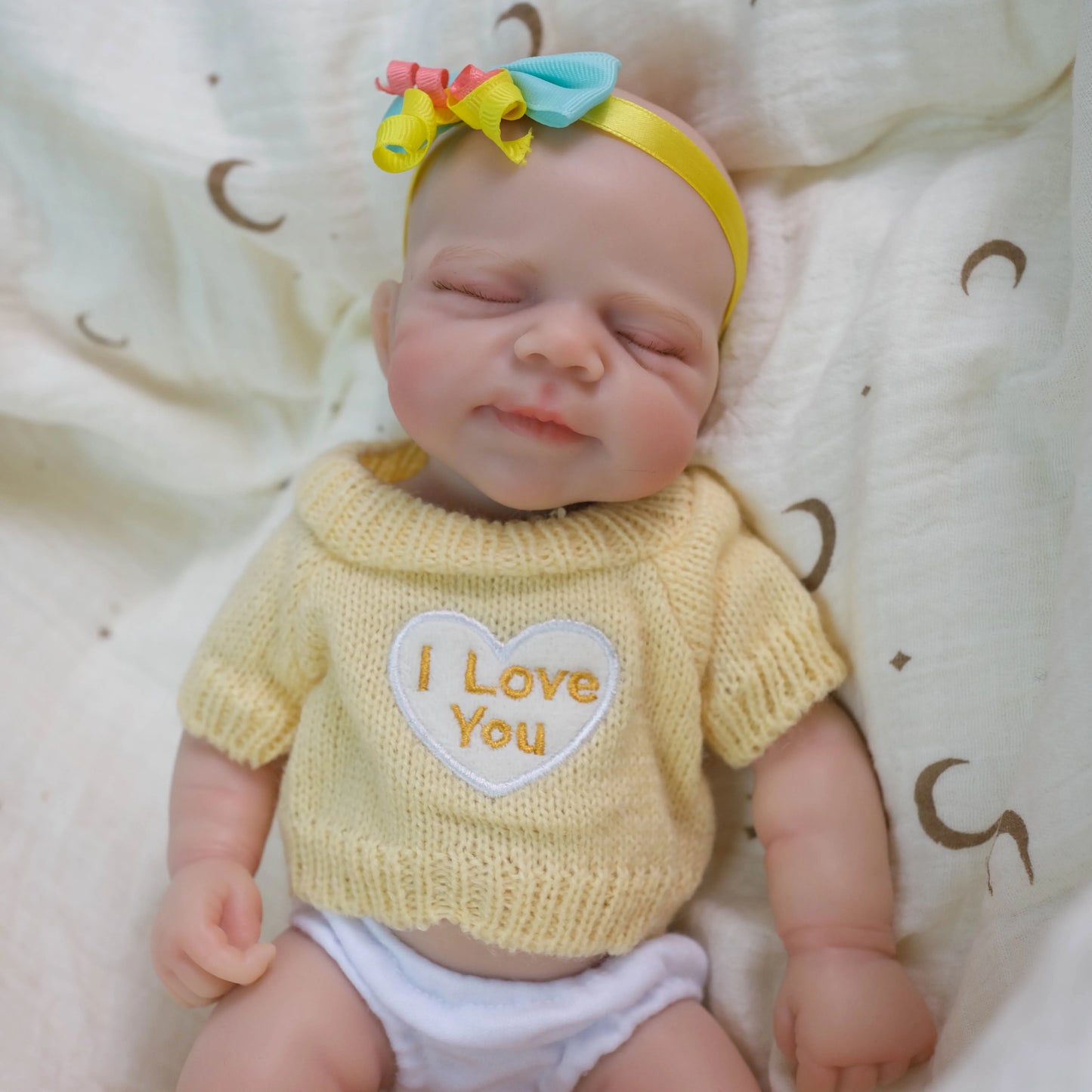 Poupée reborn Pascale de 30 cm entièrement en silicone bouche ouvrante en pull jaune