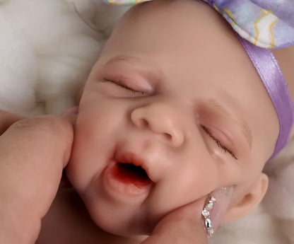 Poupée reborn Pascale de 30 cm en silicone souple bouche ouvrante vêtue d'une robe à fleurs