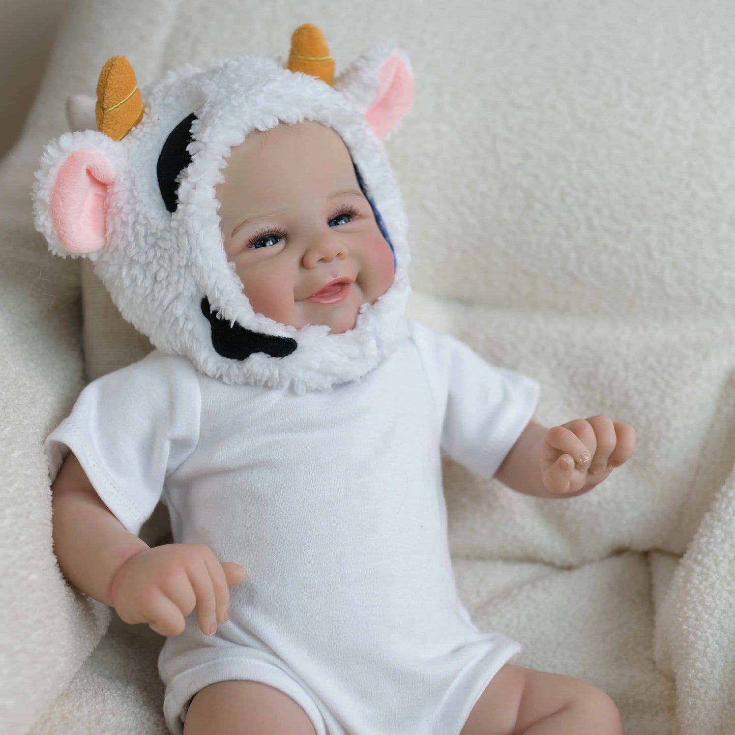 Poupée reborn Vivienne de 48 cm (19 pouces) yeux ouverts vêtue de vêtements blancs