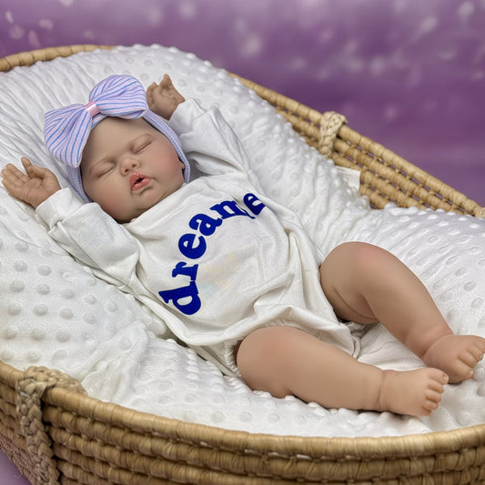 Poupée reborn de 50 cm en tissu doux en forme de cornichon endormi vêtue d'un body imprimé de lettres