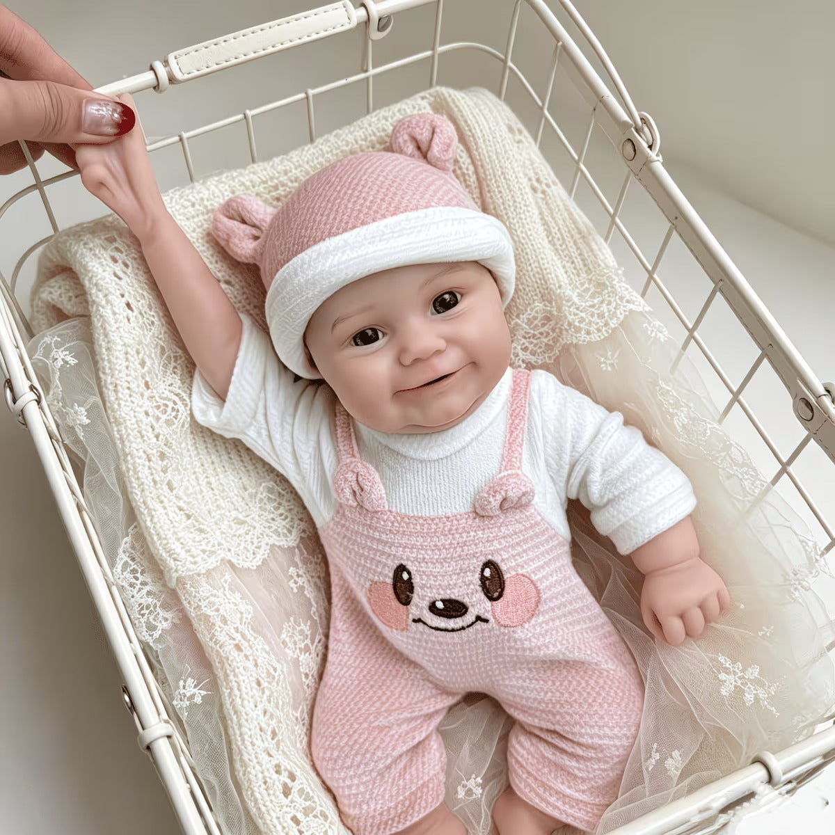Bébé reborn Maddie Smile de 30 cm en silicone intégral vêtue d'une tenue d'ours rose