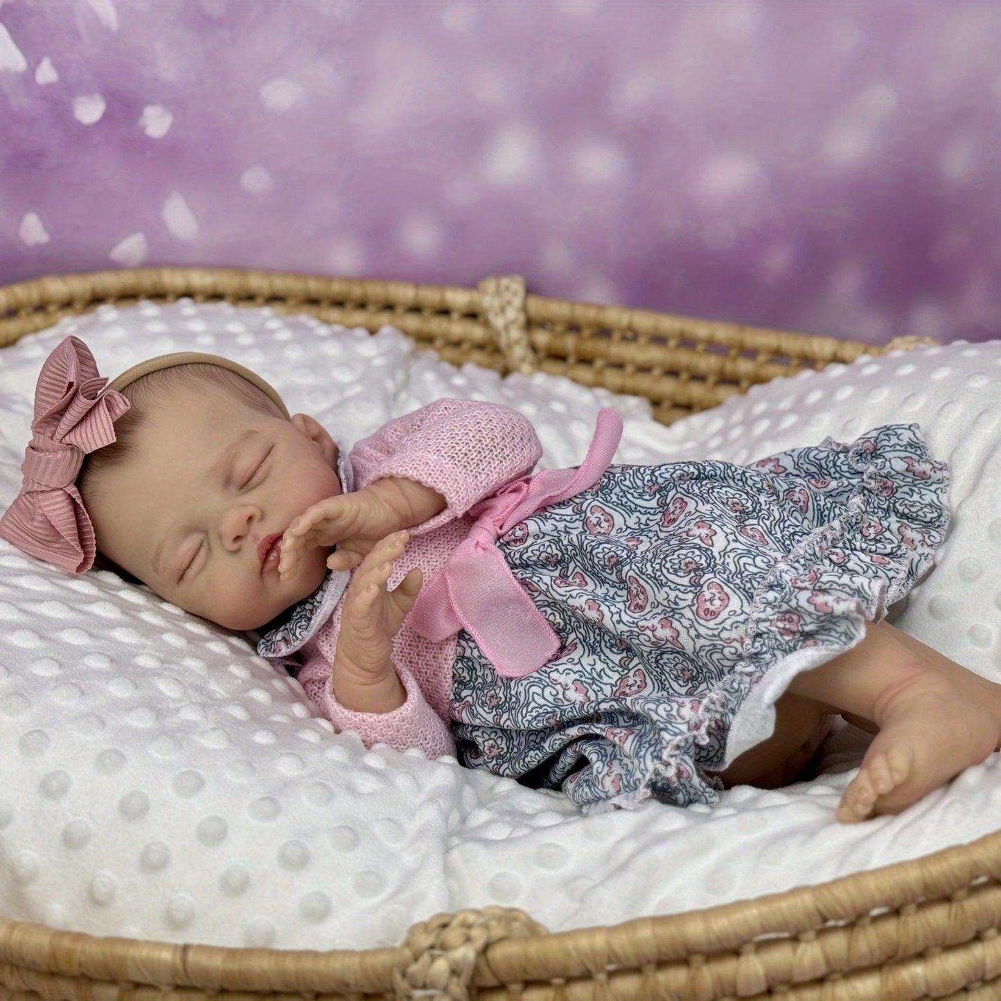 Poupée reborn Irys endormie corps souple de 48 cm en robe rose à fleurs