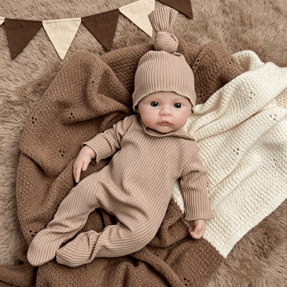 Bébé reborn fille de 30 cm en silicone vêtue d'une combinaison marron