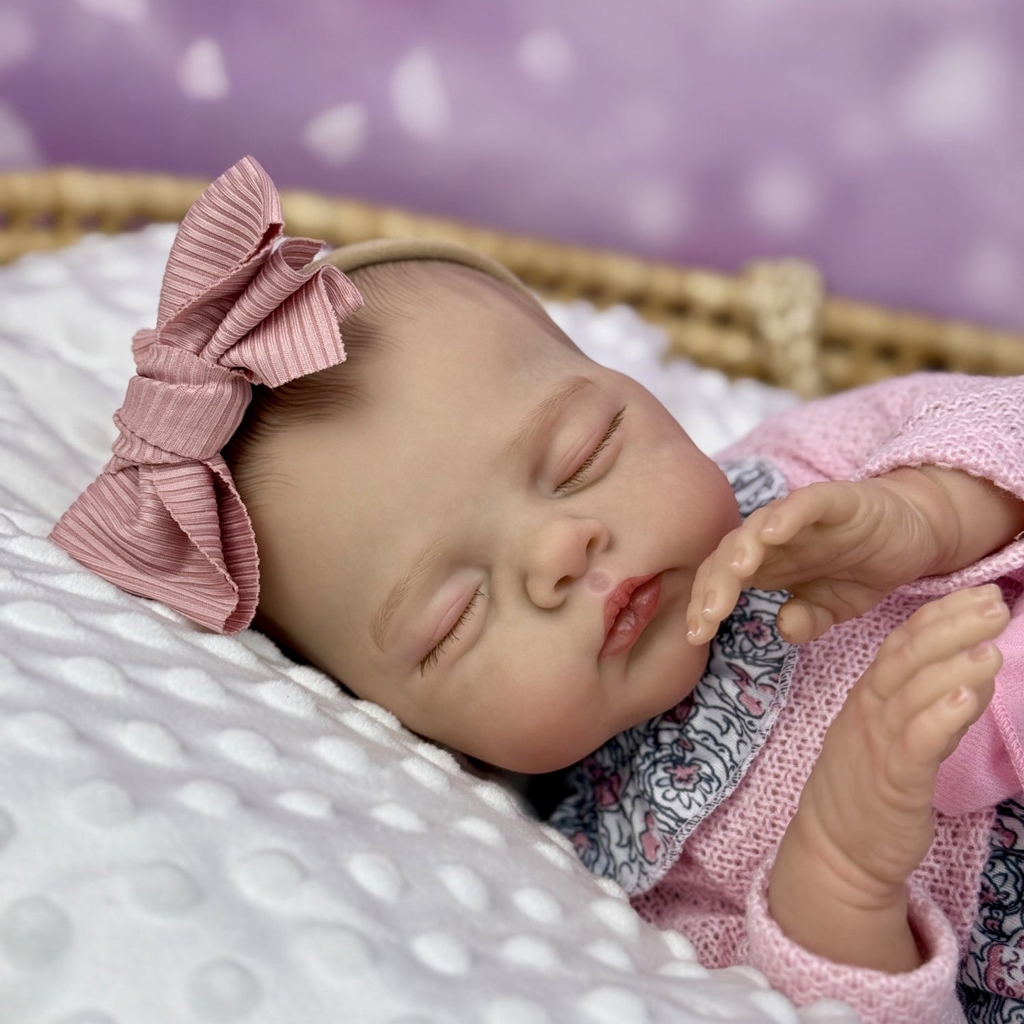 Poupée reborn Irys endormie corps souple de 48 cm en robe rose à fleurs