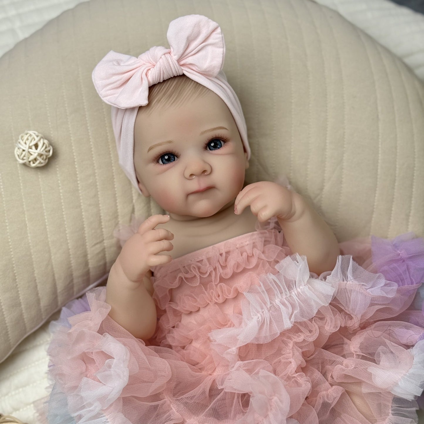 Bébé reborn Bettie 48 cm yeux ouverts en robe rose