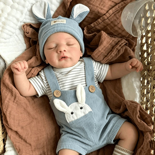 Poupée reborn Sam de 48 cm (19 pouces) yeux fermés vêtue d'une tenue de lapin bleu