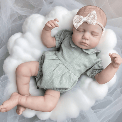 Poupée reborn LouLou endormie de 50 cm en vêtements bleus