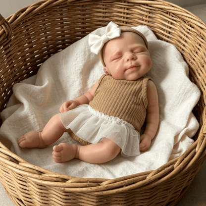 Poupée reborn Pascale en silicone de 30 cm endormie vêtue d'une robe marron