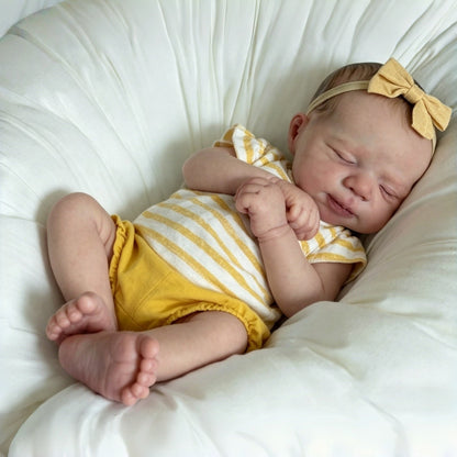 Bébé reborn Pascale de 48 cm endormie en barboteuse jaune