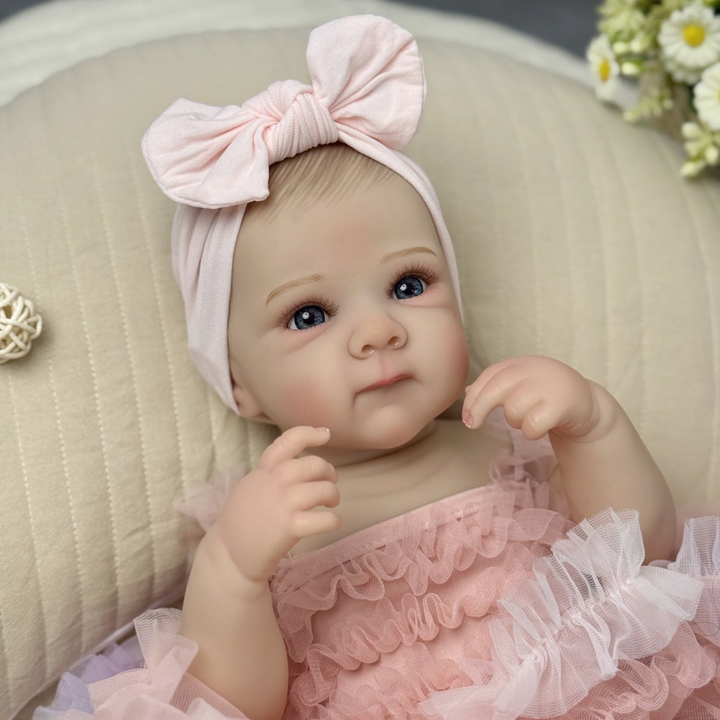 Bébé reborn Bettie 48 cm yeux ouverts en robe rose