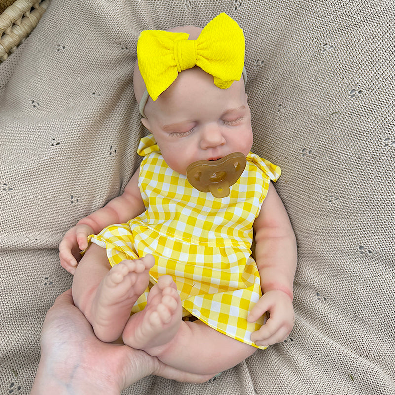 Bébé reborn Loulou fille de 45 cm entièrement en silicone extensible vêtue d'une robe à carreaux jaunes
