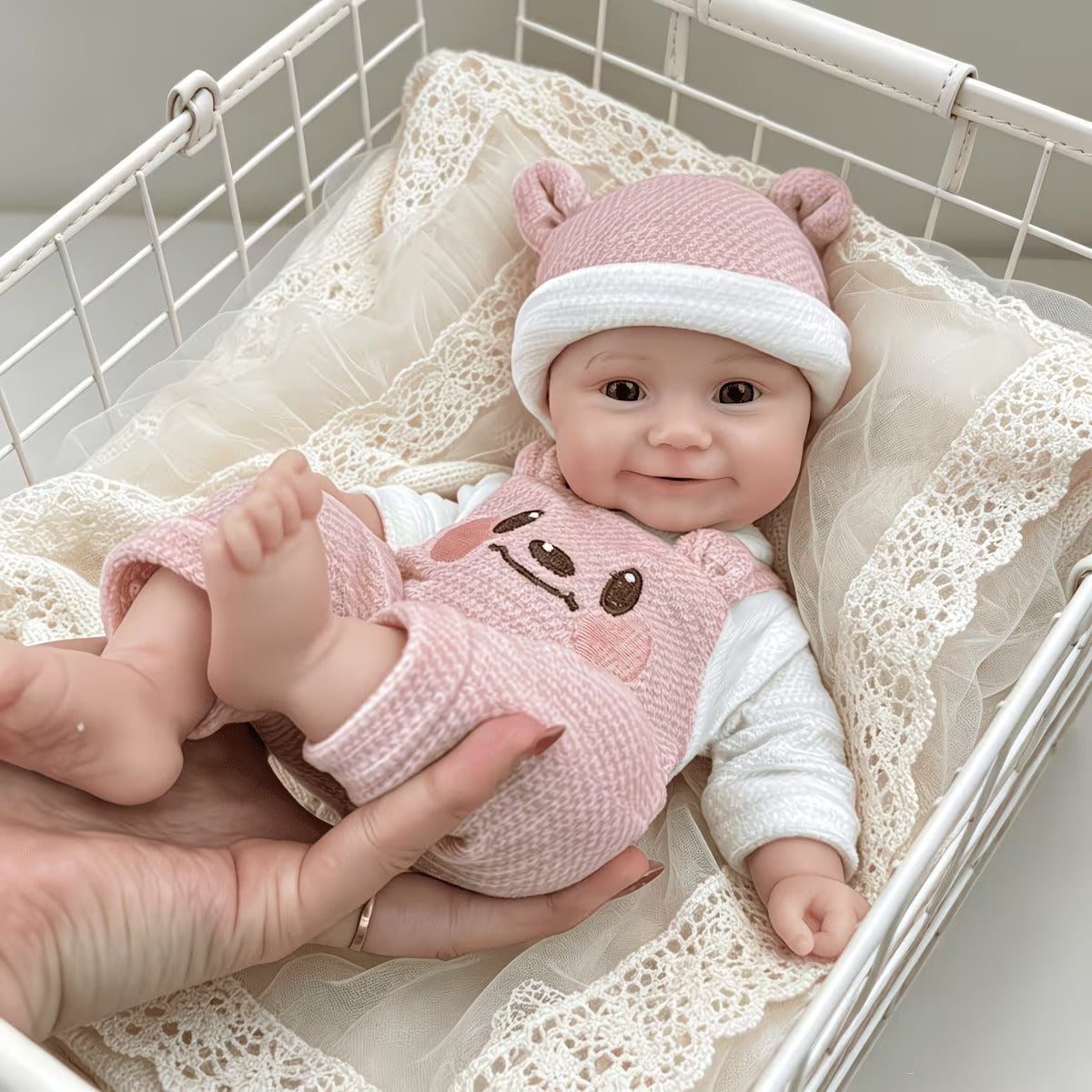 Bébé reborn Maddie Smile de 30 cm en silicone intégral vêtue d'une tenue d'ours rose