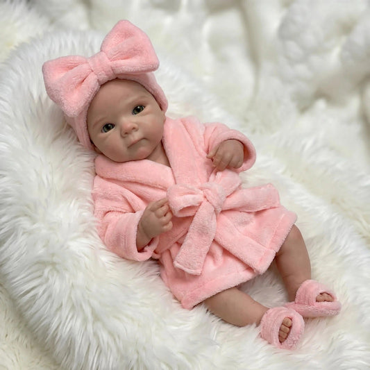 Poupée reborn Bettie réaliste de 45cm en silicone intégral vêtue d'un peignoir rose