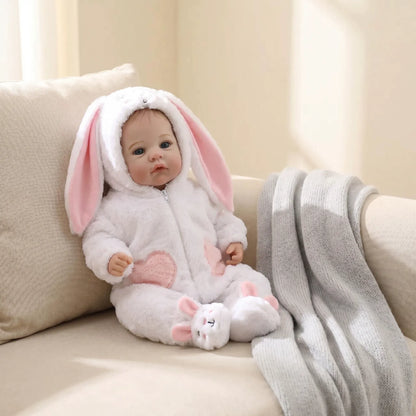 Bébé reborn fille de 45cm aux yeux bleus vêtue d'une tenue de lapin blanc - Prairie