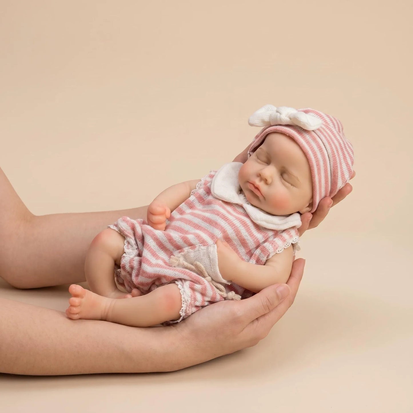Bébé reborn Loulou de 30cm en silicone intégral fille vêtue d'une tenue à rayures roses