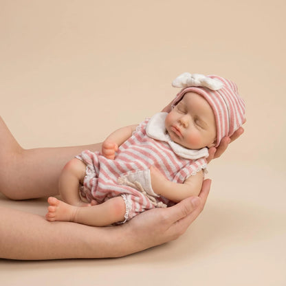 Bébé reborn Loulou de 30cm en silicone intégral fille vêtue d'une tenue à rayures roses