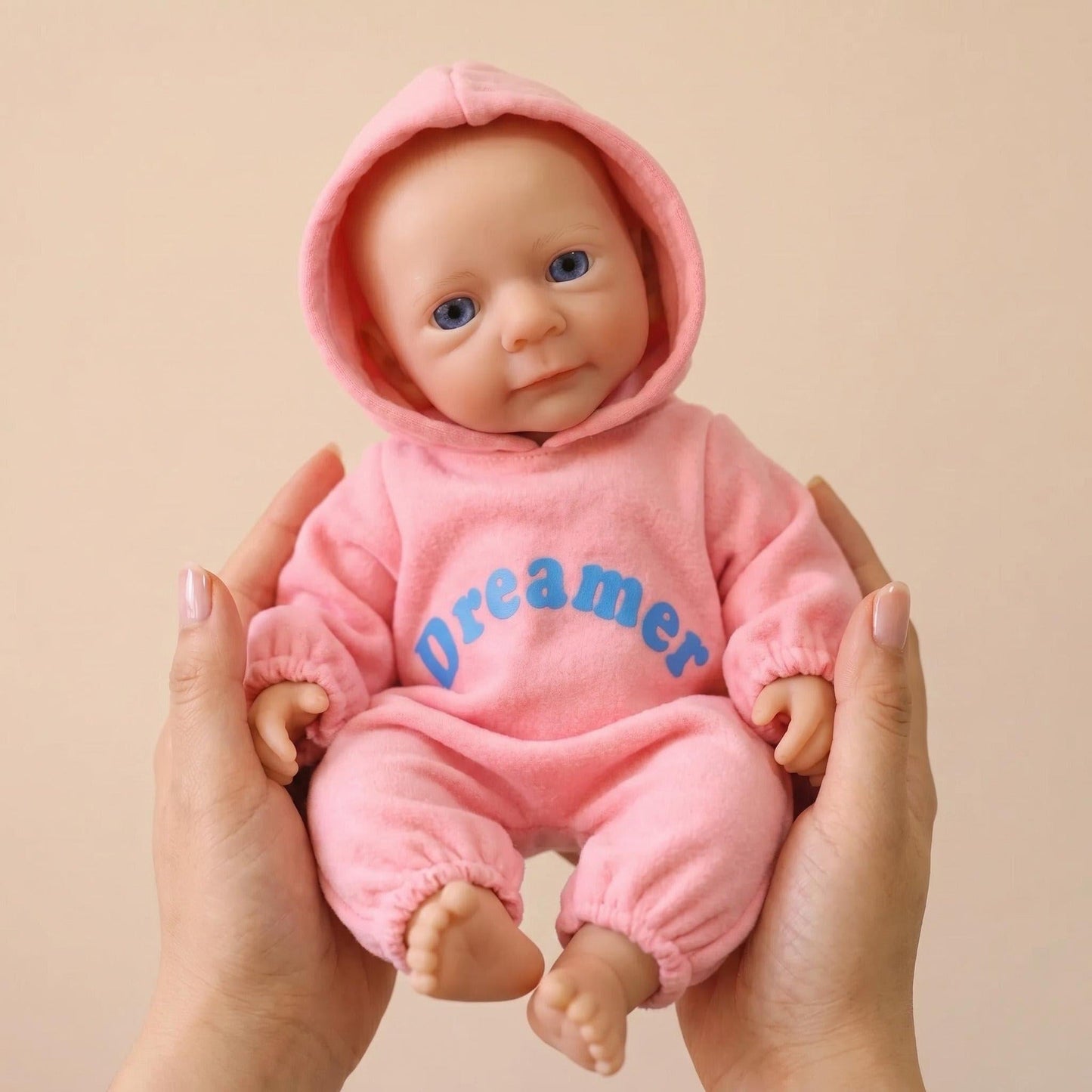 Bébé reborn Felicia de 30cm en silicone intégral fille vêtue de tenues roses