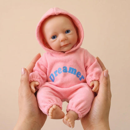 Bébé reborn Felicia de 30cm en silicone intégral fille vêtue de tenues roses