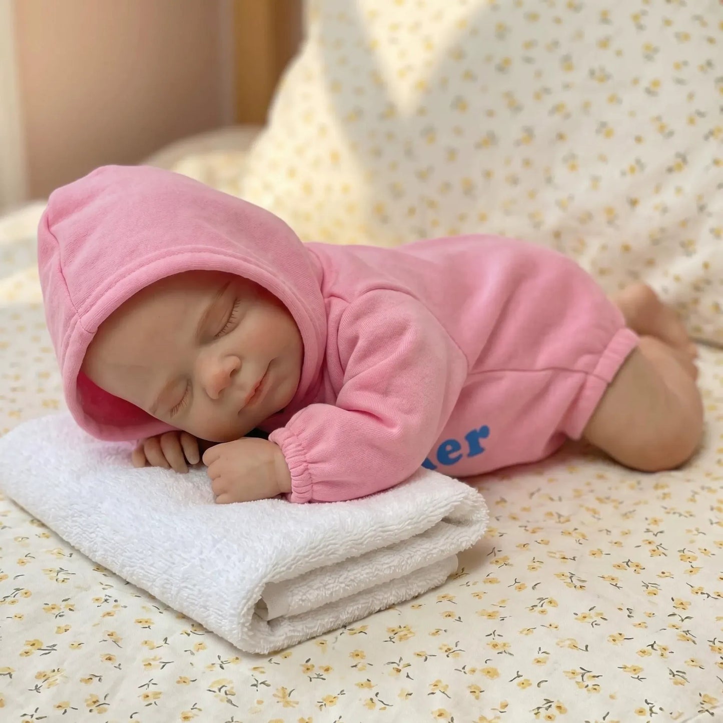 Poupée reborn Pascale de 30cm en silicone intégral vêtue de tenues roses