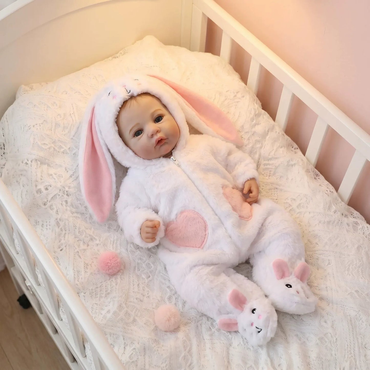 Bébé reborn fille de 45cm aux yeux bleus vêtue d'une tenue de lapin blanc - Prairie