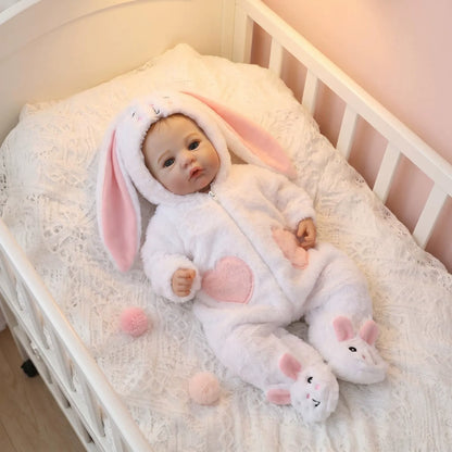 Bébé reborn fille de 45cm aux yeux bleus vêtue d'une tenue de lapin blanc - Prairie