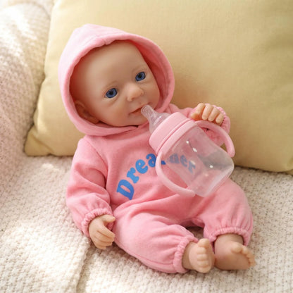 Bébé reborn Felicia de 30cm en silicone intégral fille vêtue de tenues roses