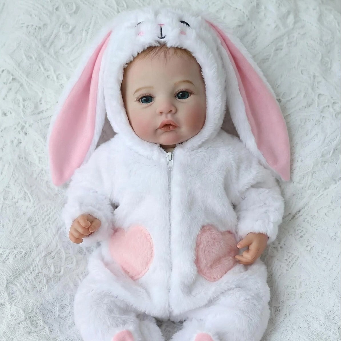 Bébé reborn fille de 45cm aux yeux bleus vêtue d'une tenue de lapin blanc - Prairie