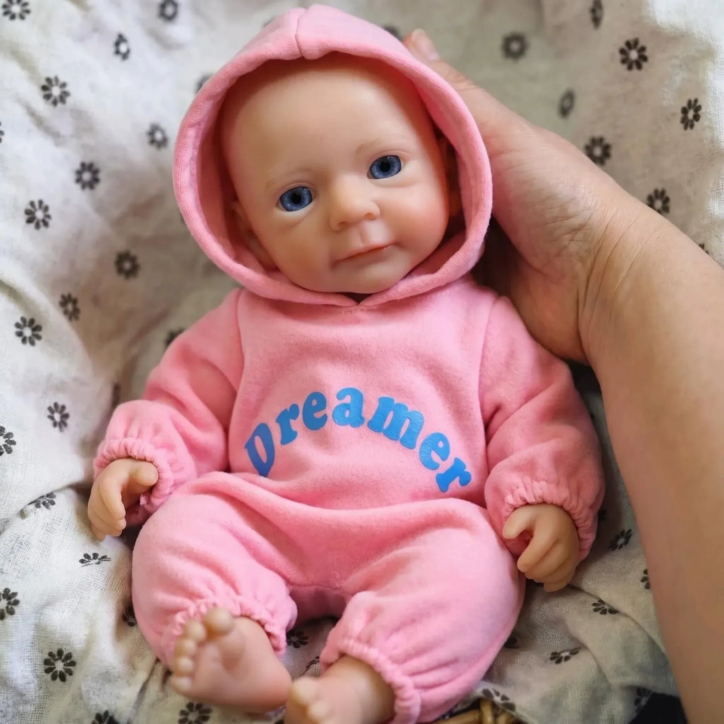 Bébé reborn Felicia de 30cm en silicone intégral fille vêtue de tenues roses