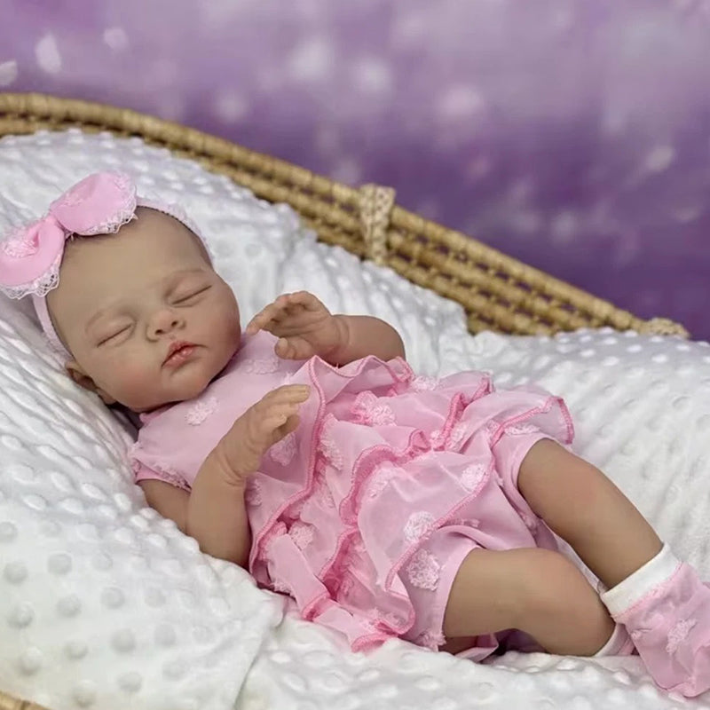 Poupée reborn Irys de 48 cm corps souple endormie en robe rose