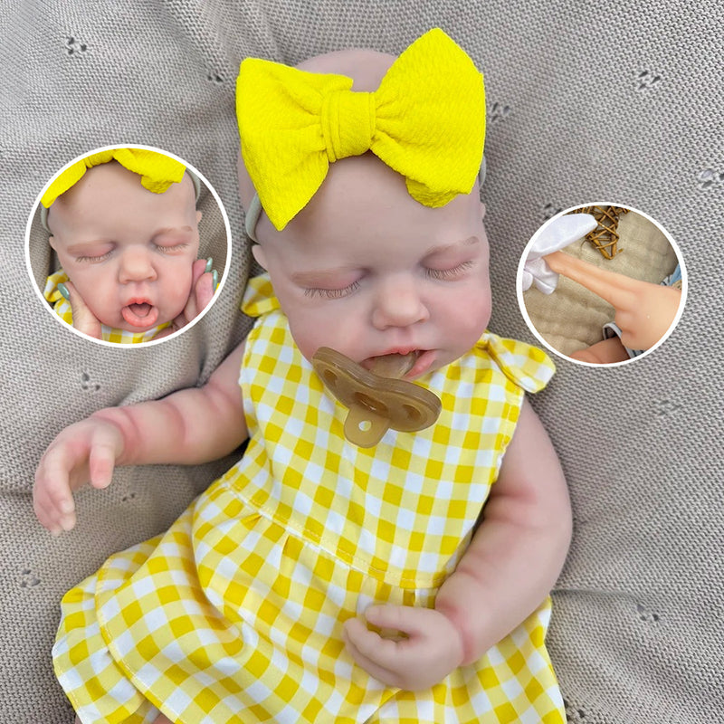 Bébé reborn Loulou fille de 45 cm entièrement en silicone extensible vêtue d'une robe à carreaux jaunes