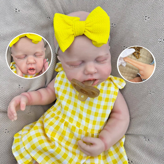 Bébé reborn Loulou fille de 45 cm entièrement en silicone extensible vêtue d'une robe à carreaux jaunes