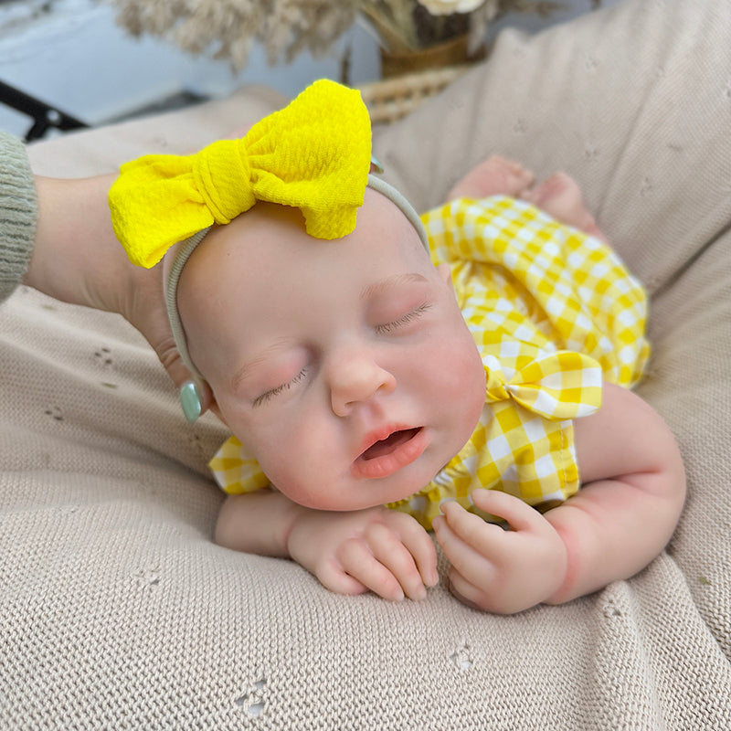 Bébé reborn Loulou fille de 45 cm entièrement en silicone extensible vêtue d'une robe à carreaux jaunes