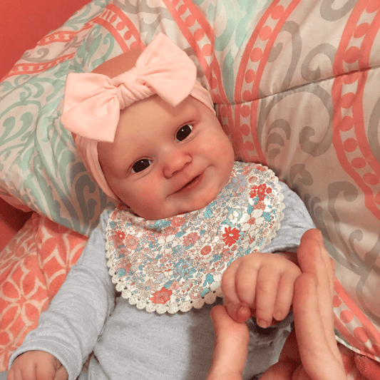 50cm réaliste yeux ouverts sourire Maddie Reborn bébé fille en tenues grises
