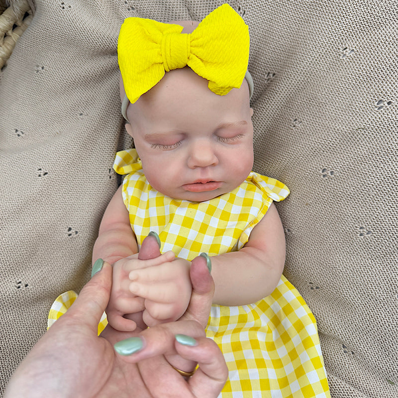 Bébé reborn Loulou fille de 45 cm entièrement en silicone extensible vêtue d'une robe à carreaux jaunes