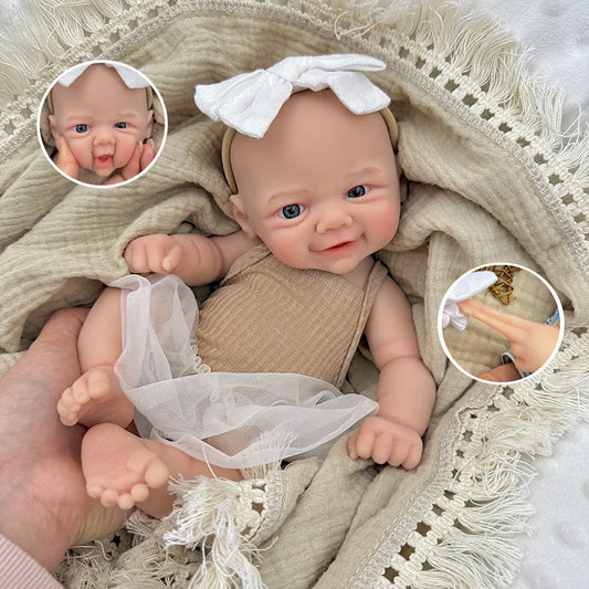 Poupée reborn Vivienne de 30 cm en silicone souple vêtue d'une robe couleur café