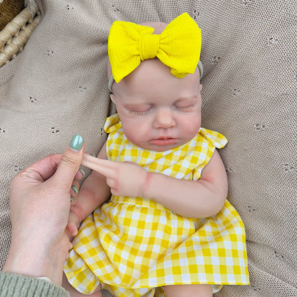Bébé reborn Loulou fille de 45 cm entièrement en silicone extensible vêtue d'une robe à carreaux jaunes