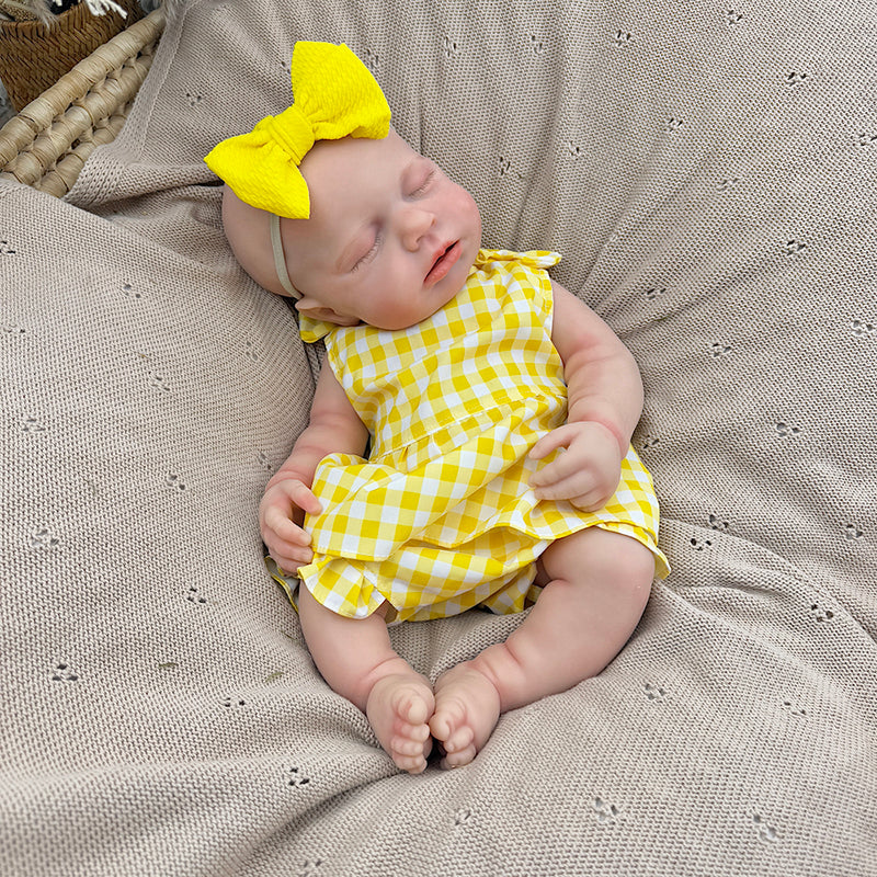 Bébé reborn Loulou fille de 45 cm entièrement en silicone extensible vêtue d'une robe à carreaux jaunes