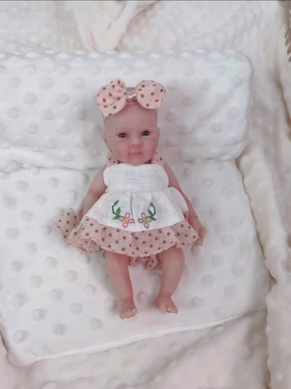 Bébé reborn Bettie fille de 20 cm en silicone souple vêtue d'une robe blanche