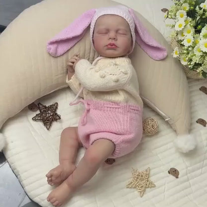 Poupée reborn Loulou endormie de 50 cm fille vêtue de vêtements et d'un chapeau roses