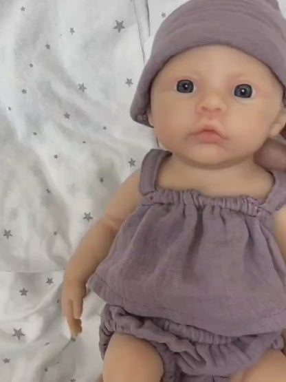 Bébé reborn fille de 30cm en silicone souple yeux bleus vêtue de vêtements violets - Prairie