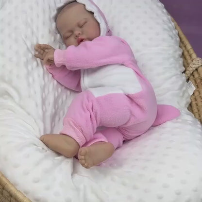 Poupée reborn de 50 cm corps en tissu doux en forme de cornichon endormi vêtue d'une tenue rose