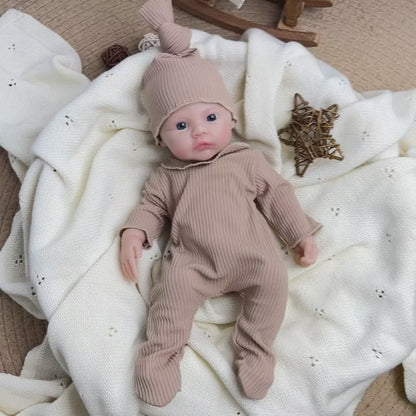 Bébé reborn fille de 30 cm en silicone vêtue d'une combinaison marron